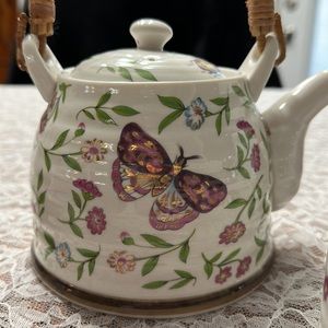 Teaopia Tea pot is stunning with tea leaf basket rattan handle